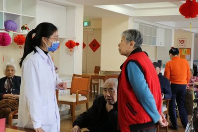 醫生在身旁，硬核托起健康“夕陽紅”——記社區健康咨詢服務的溫暖力量